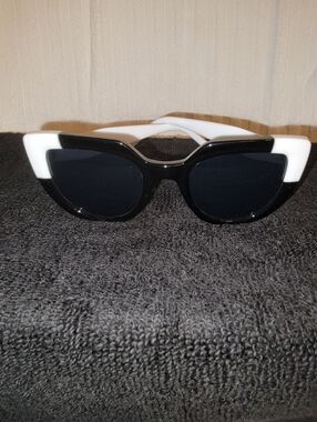 Stylish Black & White Cat-Eye Sunglasses - Women Accessories